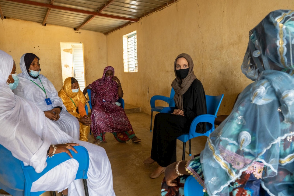 Angelina Jolie di Kem Pelarian Goudoubo, Burkina Faso, Jun lalu. Gambar: UNCHR.org