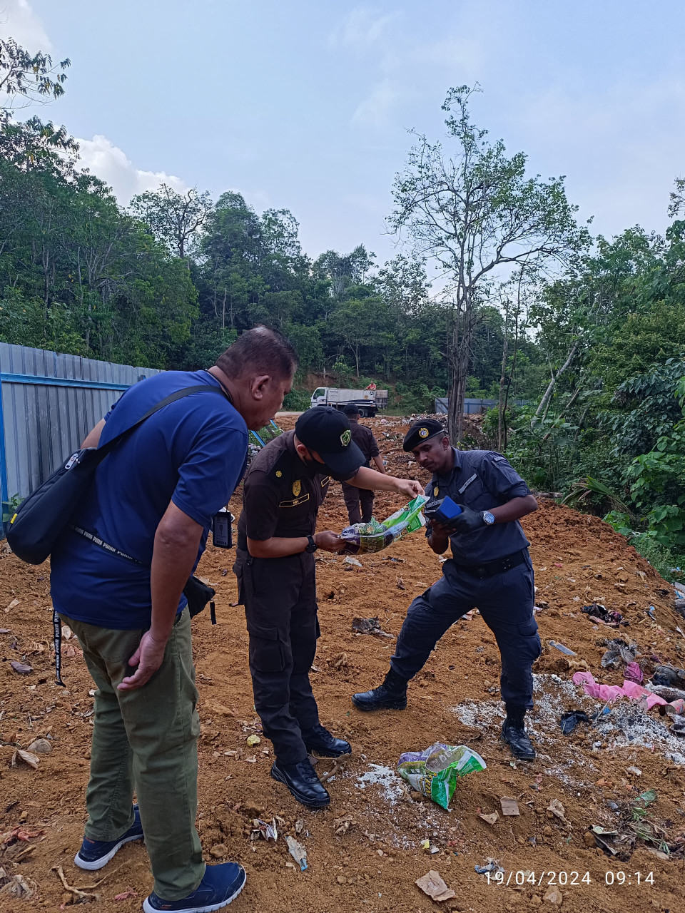 Anggota KPB dan SWCorp di lokasi tapak pelupusan beras di Temerloh. - gambar KPKM