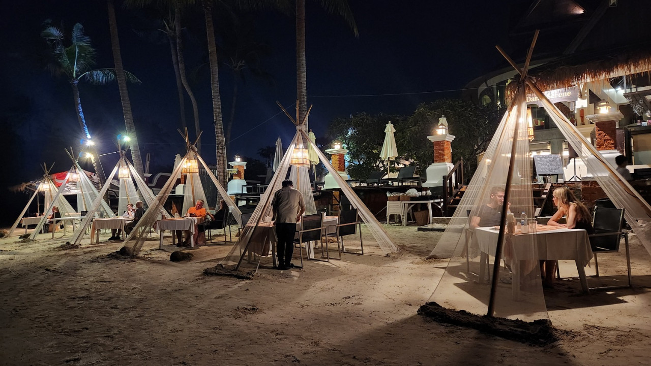 Antara kafe tepi pantai Koh Samui