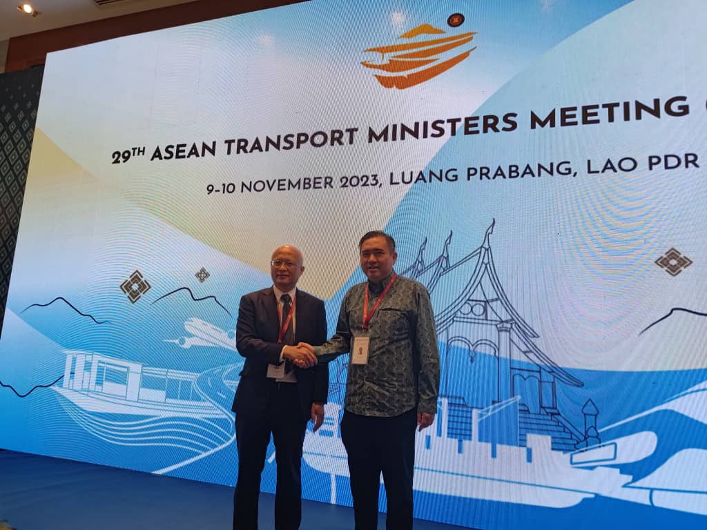 Menteri Pengangkutan Anthony Loke pada Mesyuarat Menteri Pengangkutan ASEAN ke-29 di Luang Prabang, Laos, baru-baru ini. - gambar media sosial Anthony Loke