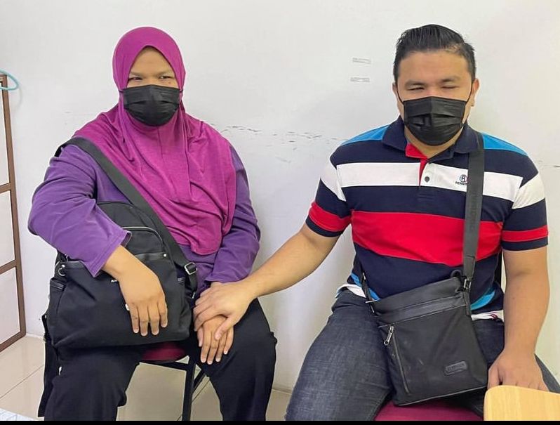 Azmi dan isterinya Nazira Muhammad - Gambar Instagram Azmi Saat
