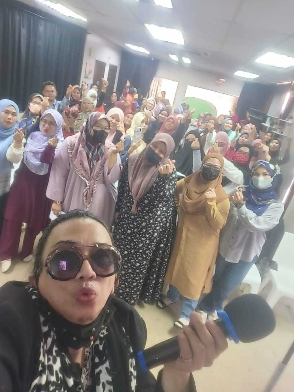 Diva AA bersama para usahawan wanita peserta projek Dapur Usahawan Wanita Digital - Gambar ihsan Diva AA