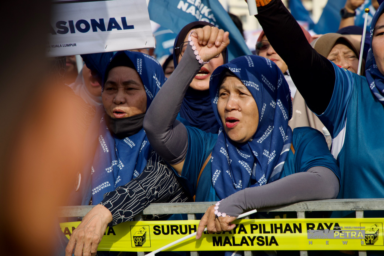 Penyokong Perikatan Nasional yang hadir memberikan sokongan kepada calon.