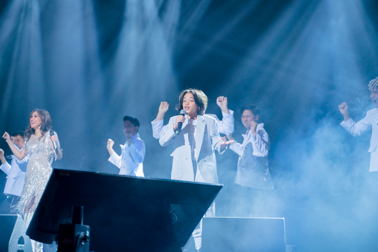 Bunga sekali lagi membuat kejutan dengan menampilkan anaknya iaitu Noah untuk membuat persembahan bersamanya menerusi lagu ‘Dance Tonight’