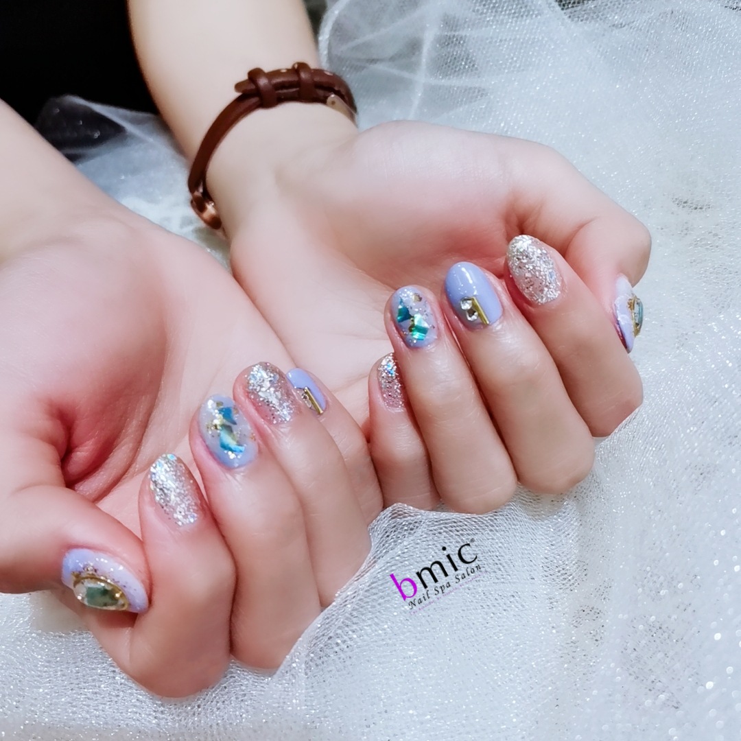 Anda boleh menghadiahkan ibu dengan membawanya ke manicure dan pedikur spa.