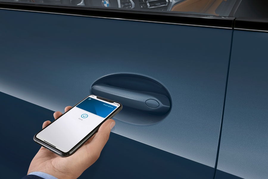 Kedua-dua peranti pintar sama ada sistem Android atau IOS boleh digunakan untuk mengunci dan membuka kunci kereta, menghidupkan enjin dan banyak lagi. - Gambar bmw.com