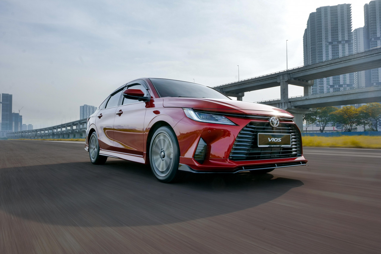 Fungsi baharu yang diketengahkan seperti Paddle Shifters dan Electronic Parking Brake menambahkan lagi kemudahan kepada semua pemandu. - Gambar ihsan UMW Toyota