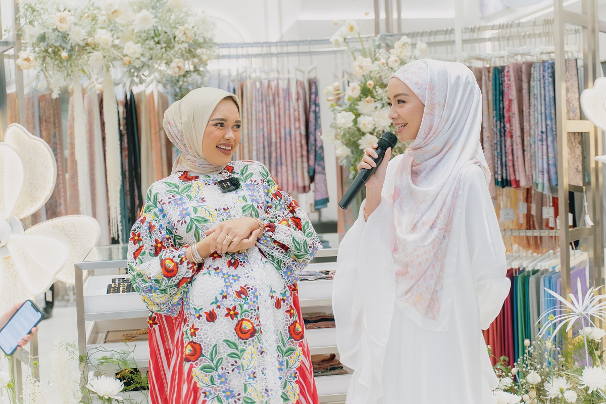 Linda Anggrea dan Mira Filzah