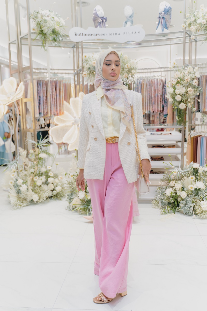 Antara rekaan yang terdapat dalam koleksi Buttonscarves X Mira Filzah