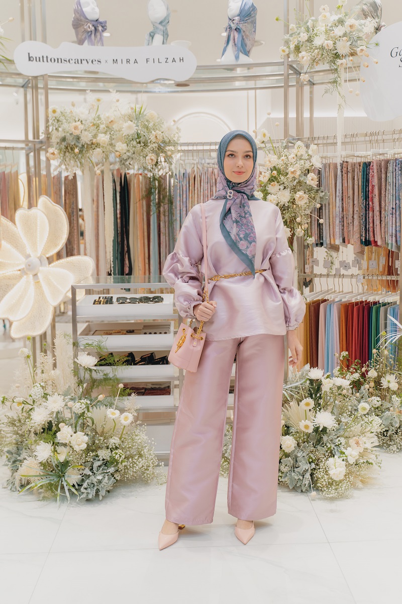 Antara rekaan dalam koleksi Buttonscarves X Mira Filzah