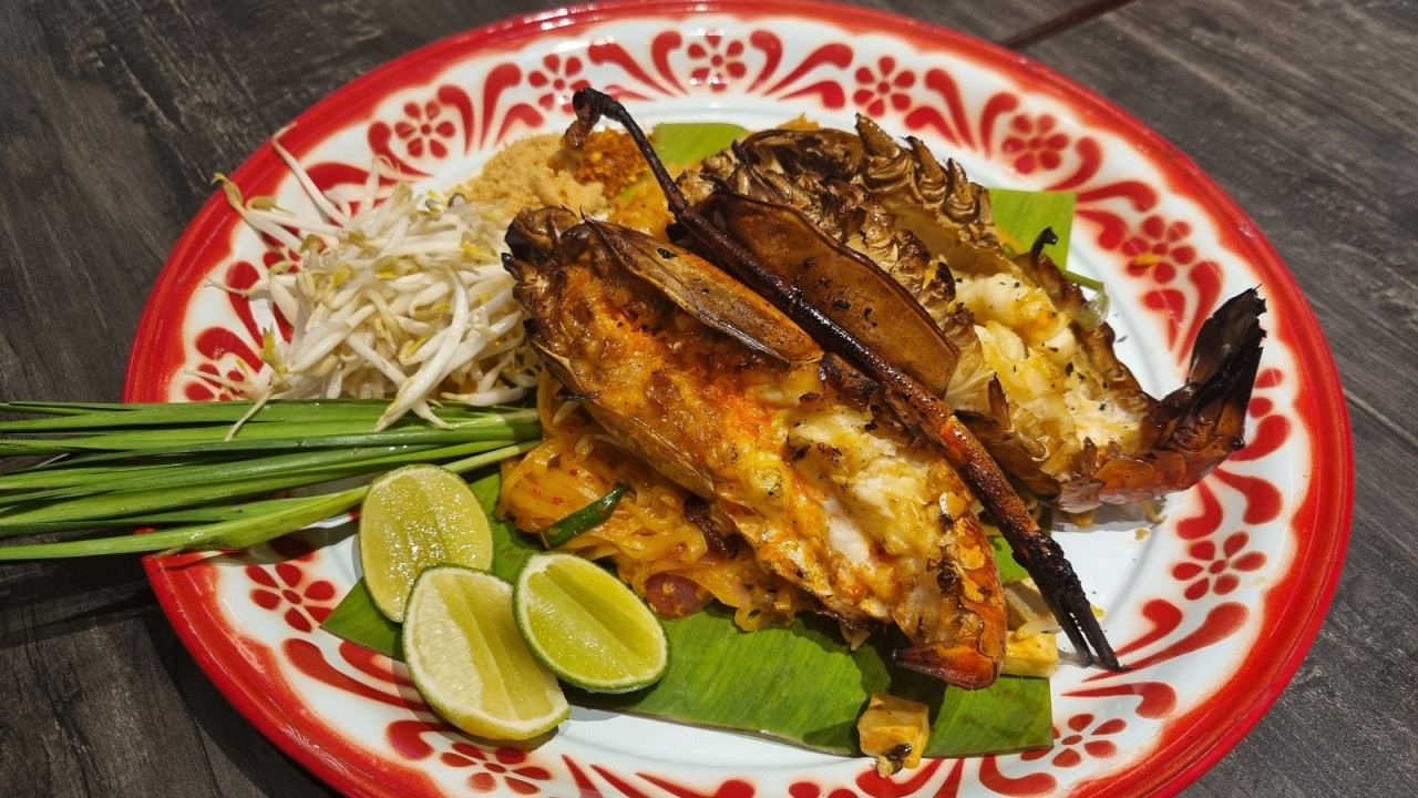 Phadthai Kung Mae Nam Yang (udang galah sepit biru bakar)