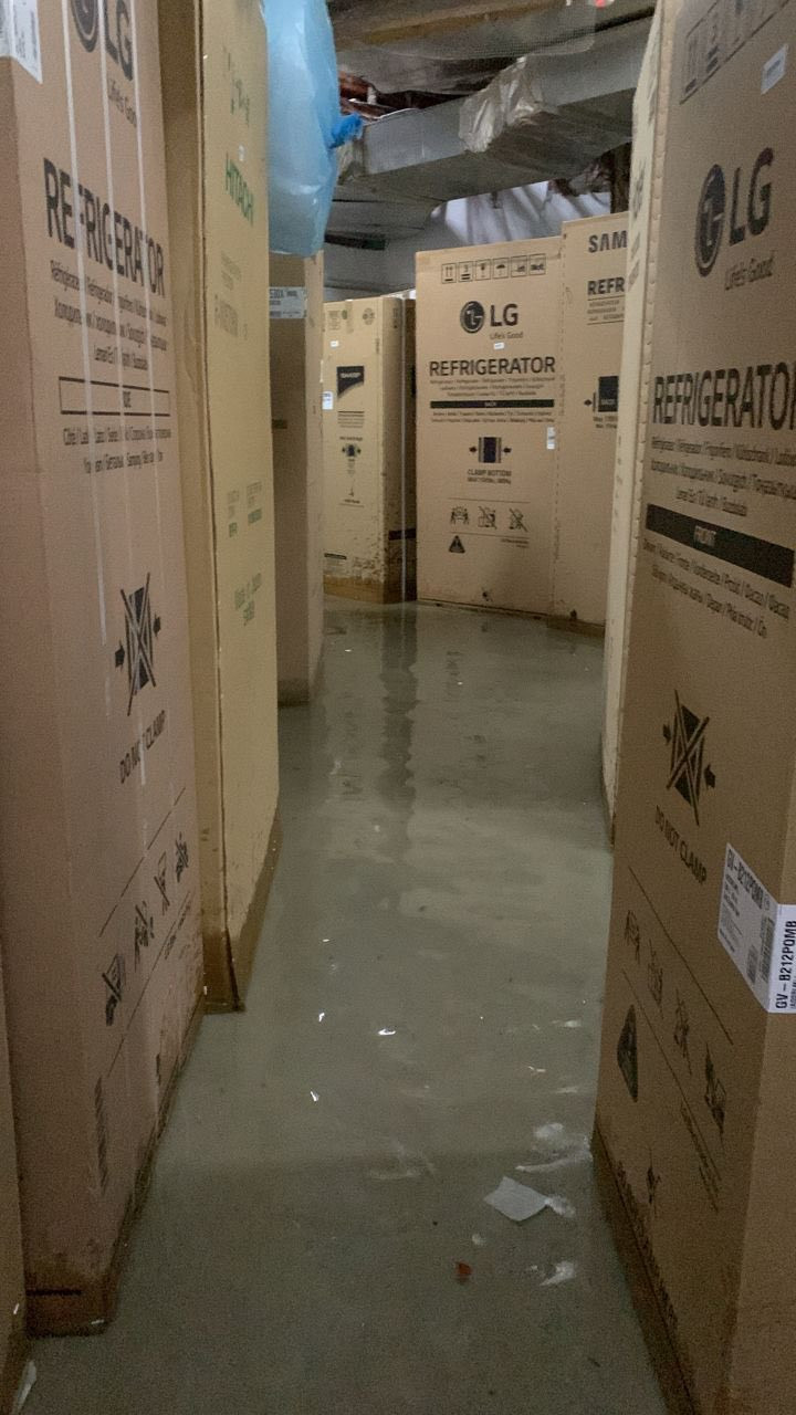 Banjir kilat itu turut menjejaskan sebuah kedai elektrik yang ebrada di aras bawah tanah. - gambar JBPM Selangor