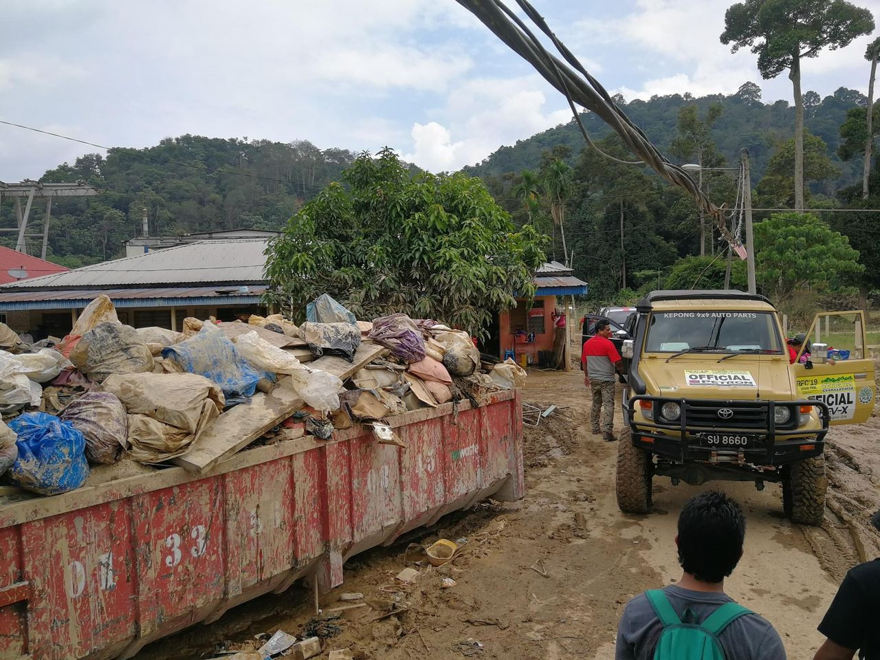 Barracuda Adventure Team membantu membersihkan rumah penduduk yang terlibat dengan banjir.