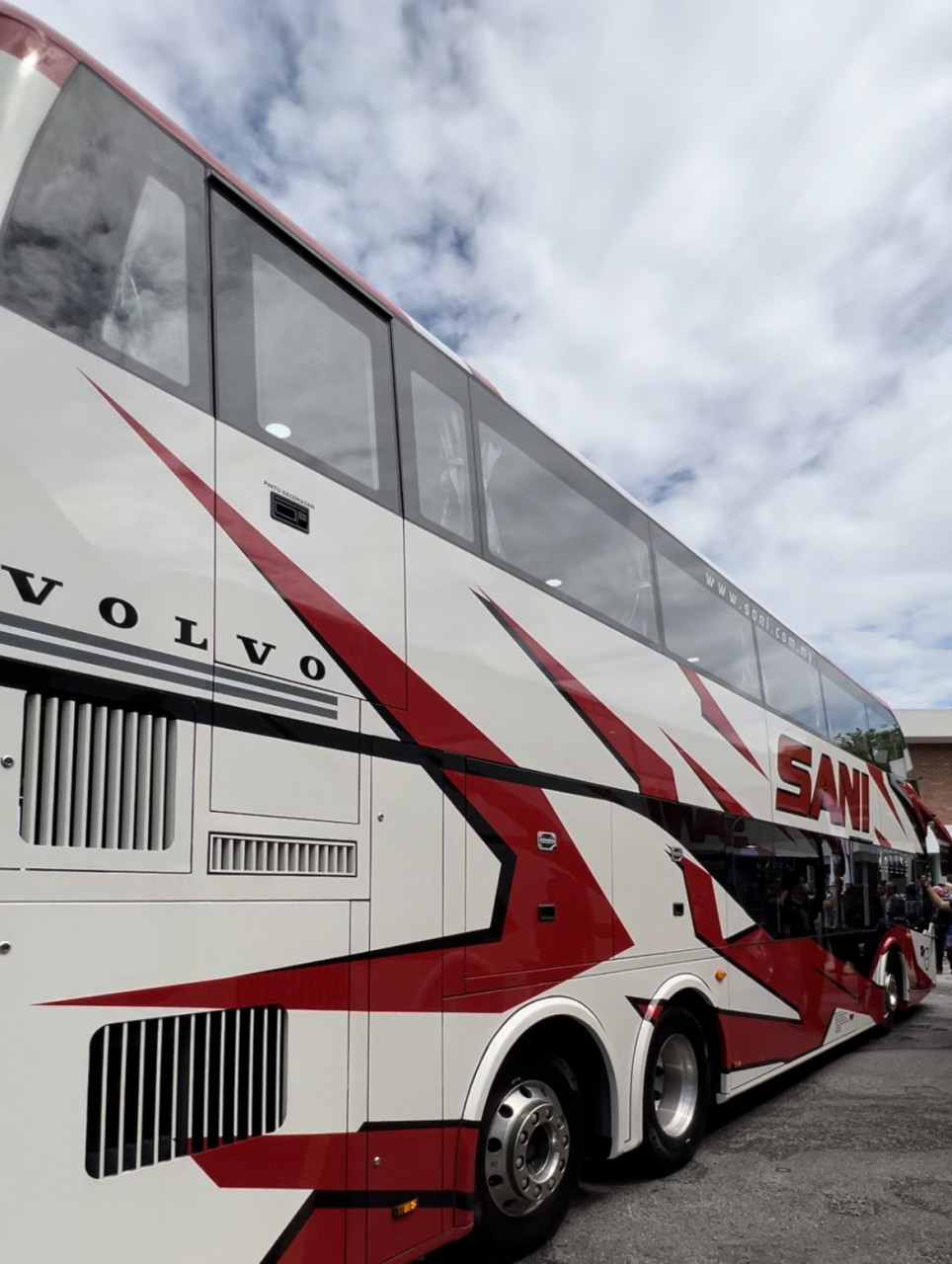 Volvo Buses dan rakannya kongsinya Truckquip Sdn. Bhd. (TQ) telah menghimpunkan pemasangan chasis bas ini di Malaysia serta tampil dengan ciri rekaan bas pintu masuk rendah dan badan jenis ALPHA DD12 TQ