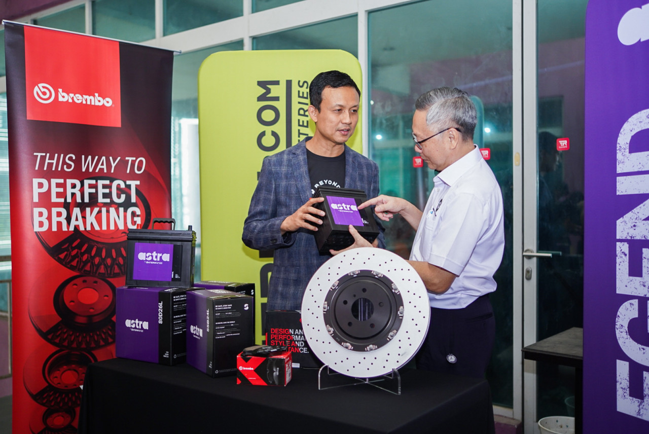 Azarol Faizi dan Markz Lim melihat Astra, produk Bateriku.com