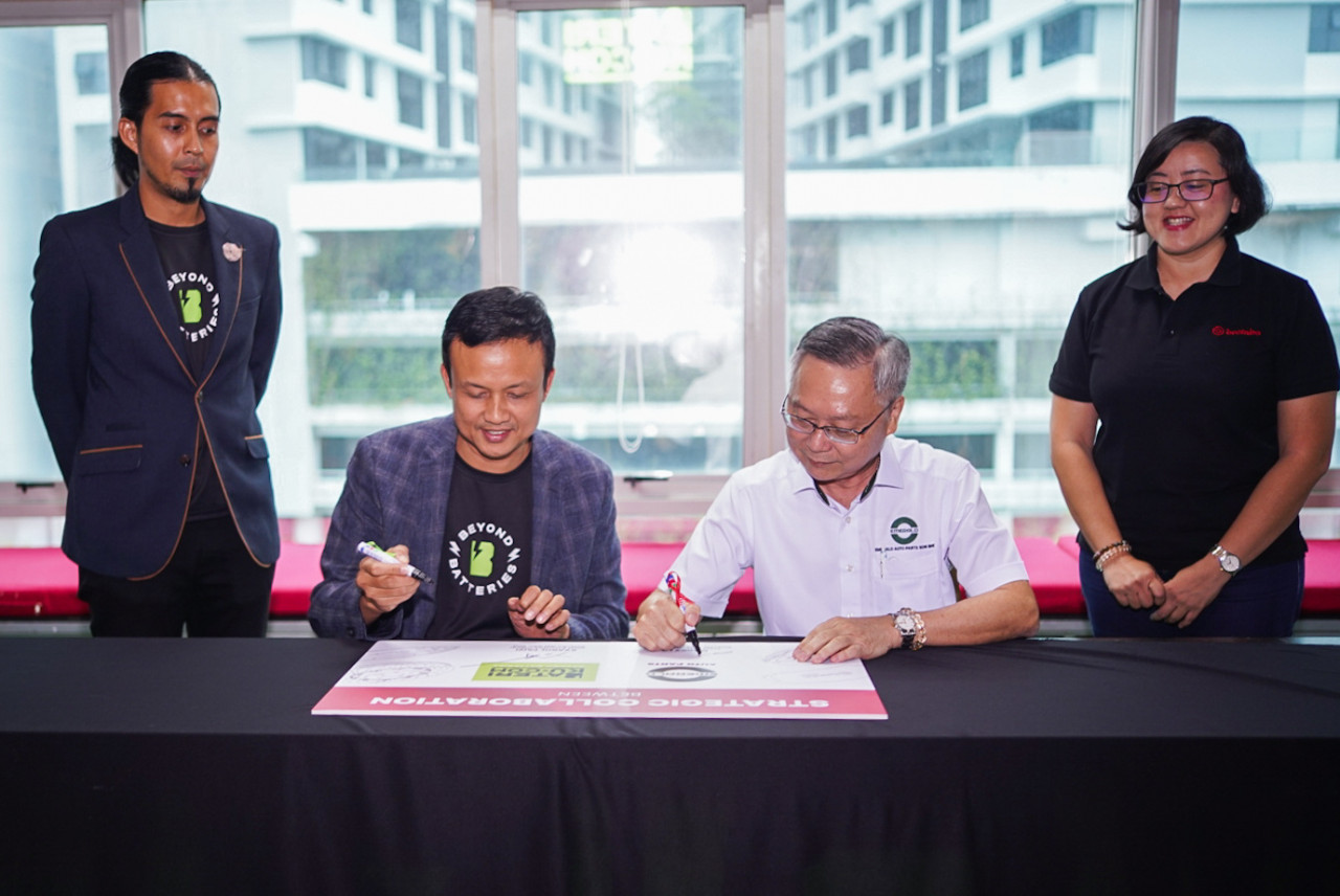 Ketua Pegawai Eksekutif Bateriku.com, Azarol Faizi dan Ketua Pegawai Eksekutif Emerald Auto Parts, Markz Lim 
