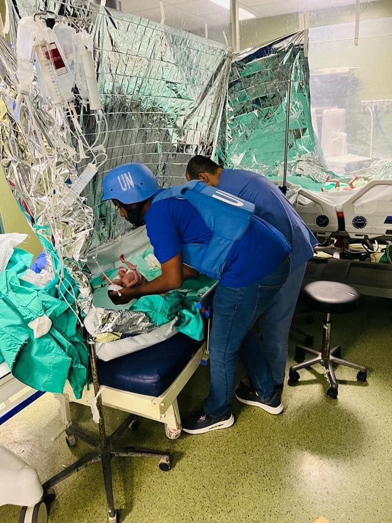 Petugas kesihatan memindahkan bayi pramatang dari Hospital Al-Shifa ke Hospital Bersalin Al-Helal Al-Emairati, di Rafah. - gambar Facebook Tedros Adhanom Ghebreyesus