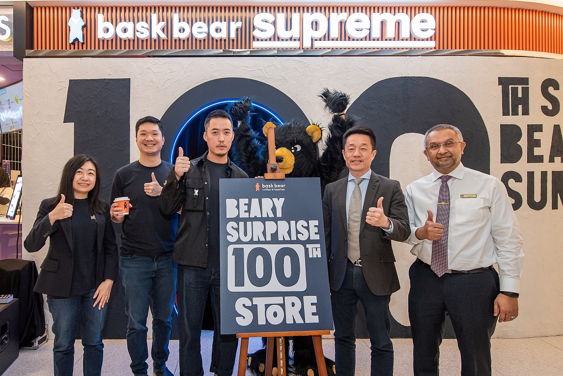 (Dari kiri) Ketua Pegawai Kewangan Loob Holding Sdn Bhd (Loob Holdings), Toh Mei Ling; Ketua Pegawai Pemasaran dan Digital Loob Holding, Ng Yau Chuan; Ketua Pegawai Eksekutif Loob Holding, Bryan Loo; Ketua Pegawai Operasi Suria KLCC Sdn Bhd (Suria KLCC), Francis Tan dan Pengurus Besar Suria KLCC, Ameer Thajudeen secara rasmi melancarkan karnival kedai ke-100 Bask Bear Coffee.
