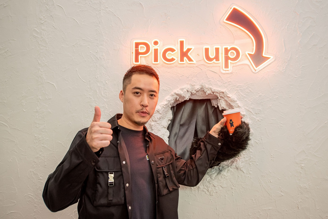 Bryan Loo mempamerkan perkhidmatan 'Bear Paw' di karnival cawangan ke-100 Bask Bear Coffee..