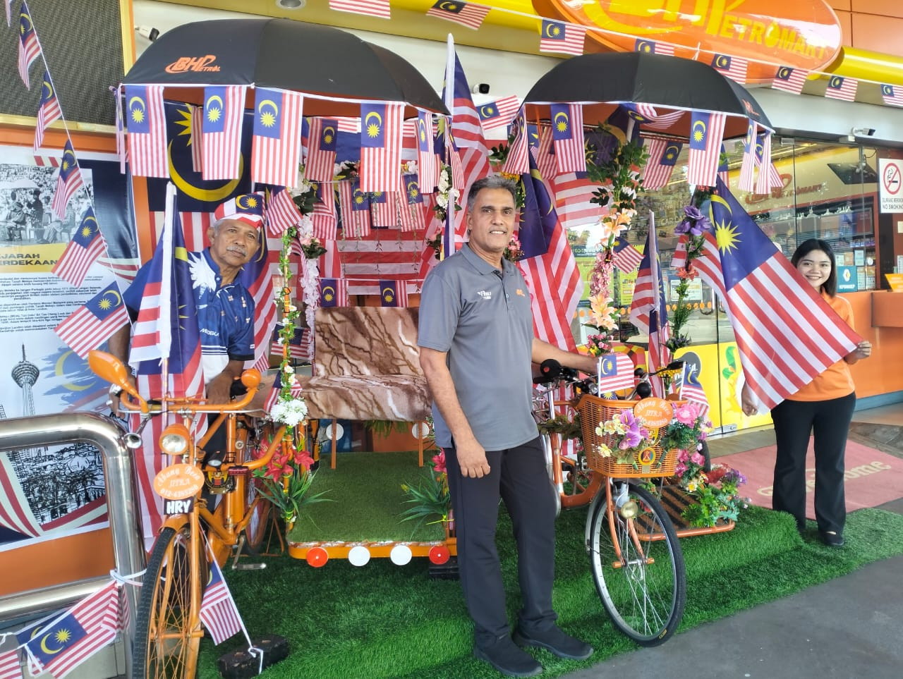 Yazid dan Nesar di hadapan beca yang dihiasi Jalur Gemilang. - gambar Rafisqi Radhi