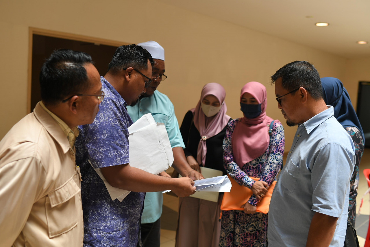 Bekas Kakitangan KAHB berbincang mengenai penyelesaian tunggakan gaji mereka. - gambar Rafisqi Radhi