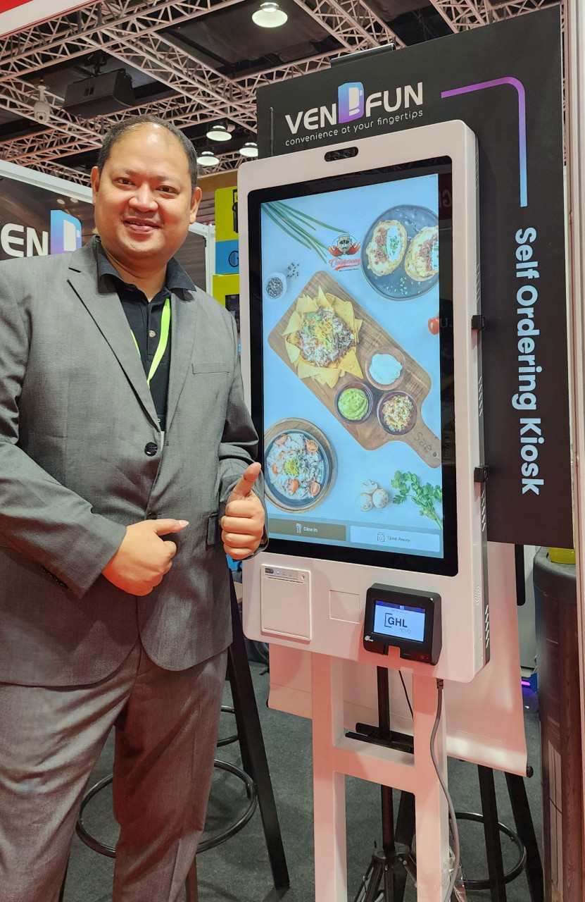 Benny Wee bersama Kiosk F&B, sistem pesanan kendiri automatis. - Gambar ihsan Vendfun