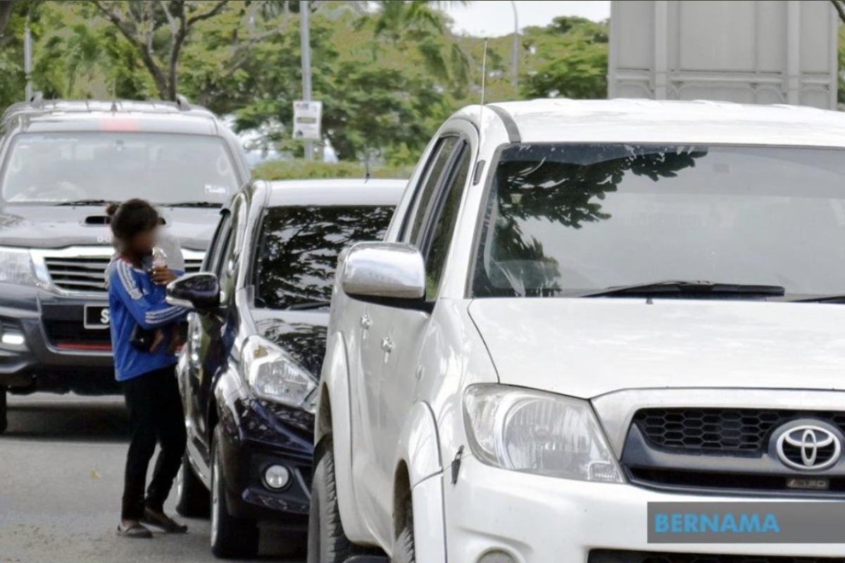Tindakan berani seorang pengemis kanak-kanak mengetuk tingkap kereta yang lalu lalang di jalan. 