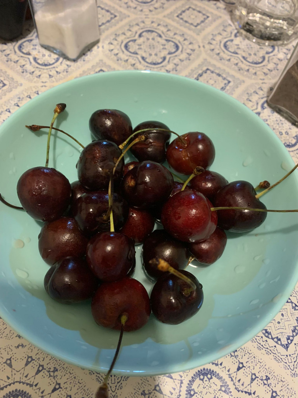 Semangkuk buah ceri yang penulis beli dari pasar tani bersebelahan dengan rumahnya