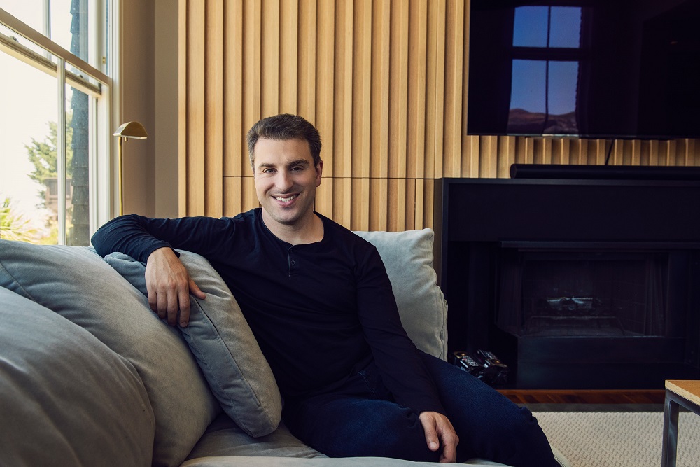 Brian Chesky - Gambar Airbnb