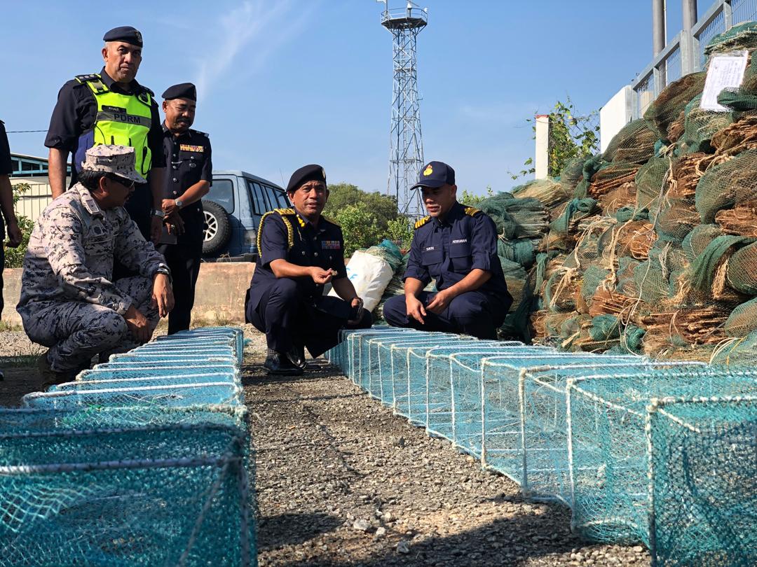 Pengarah Maritim Malaysia Kedah dan Perlis, Laksamana Pertama Romli Mustafa (dua dari kiri) bersama Timbalan Ketua Pengarah (Pengurusan) Jabatan Perikanan Malaysia, Wan Muhammad Aznan Abdullah menunjukkan sebahagian daripada bubu naga yang dirampas dalam Ops Khas dilaksanakan kedua-dua agensi penguatkuasa tersebut sejak 15 Januari lalu. - Rafisqi Radhi