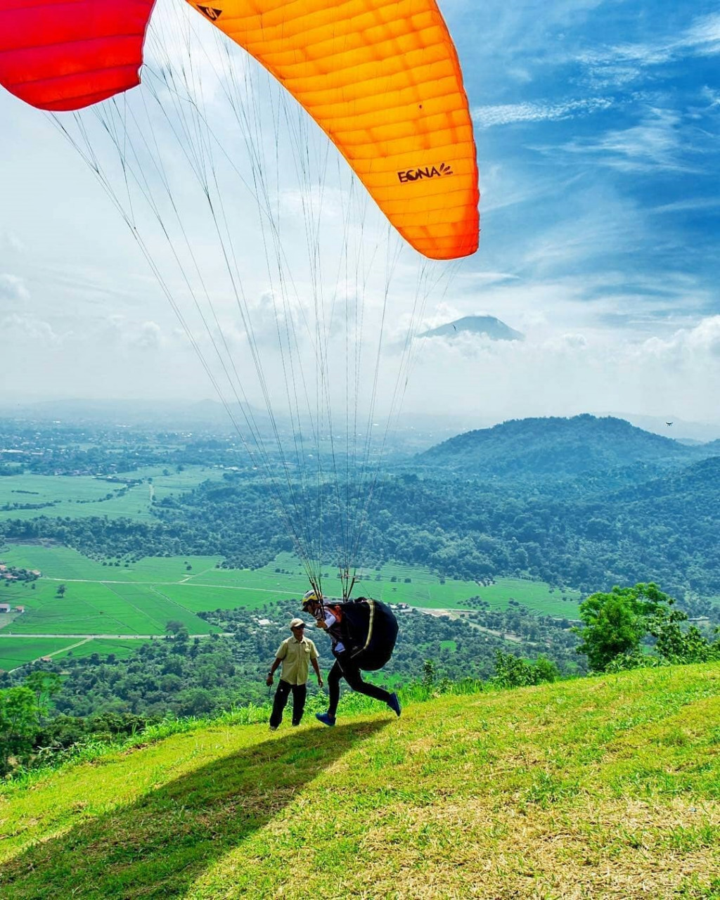 Pelbagai aktiviti menarik termasuk sukan lasak seperti ATV, flying fox dan paintball boleh dilakukan di Bukit Paralayang. - Gambar dari Instagram @MAJALENGKA