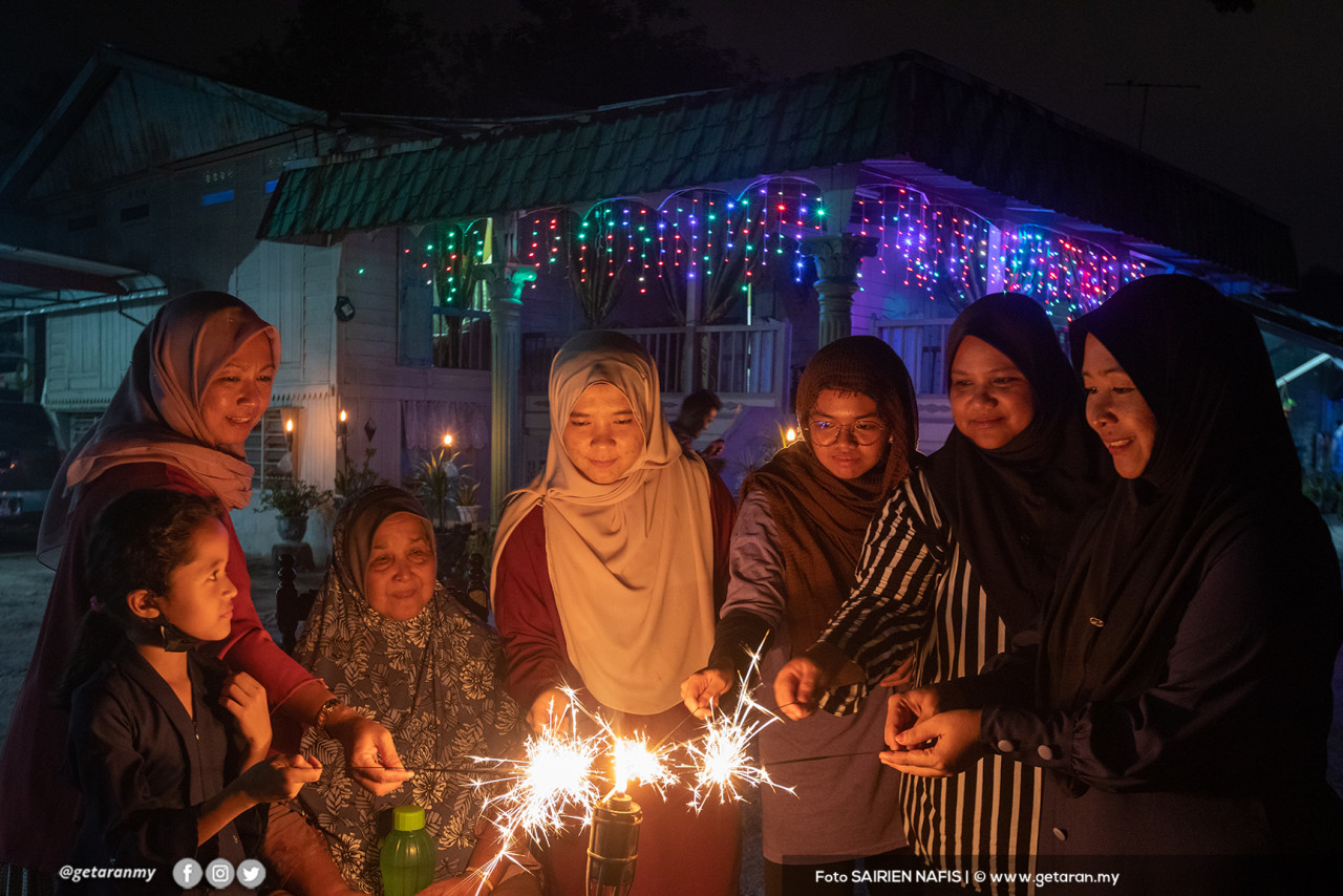Bunga api memeriahkan sambutan Aidilfitri. 