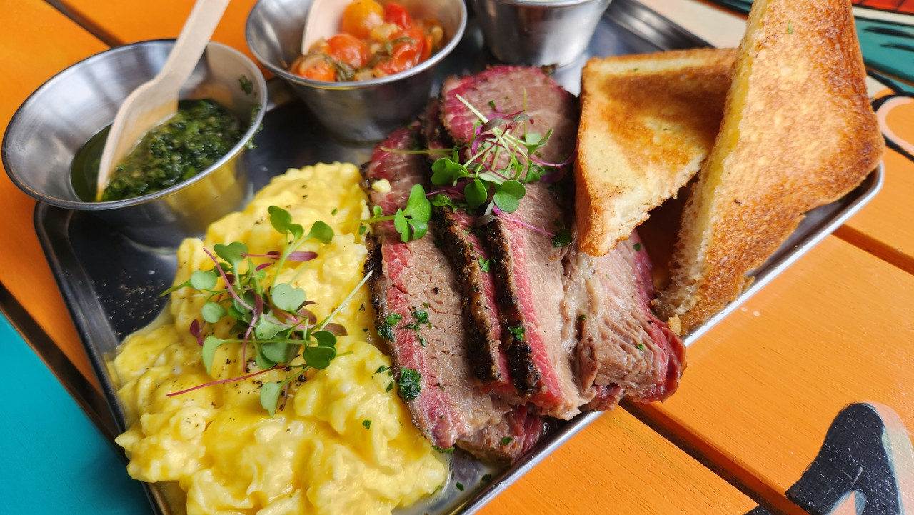 Set platter sarapan pagi. - Gambar Burnin' Pit