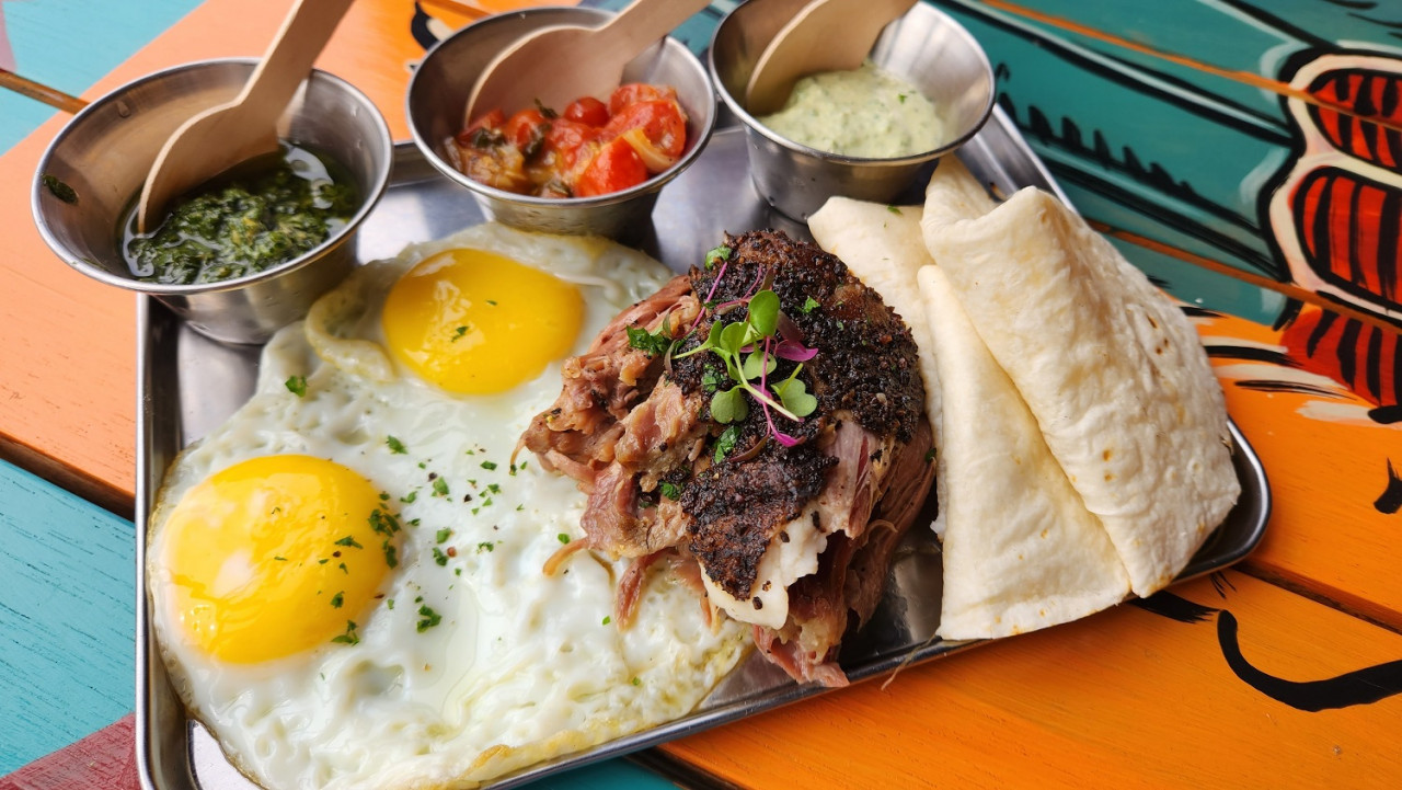 Set platter dengan tortilla. - Gambar Burnin' Pit