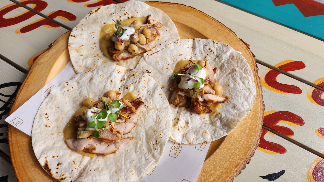 Set tacos grilled chicken. - Gambar Burnin' Pit
