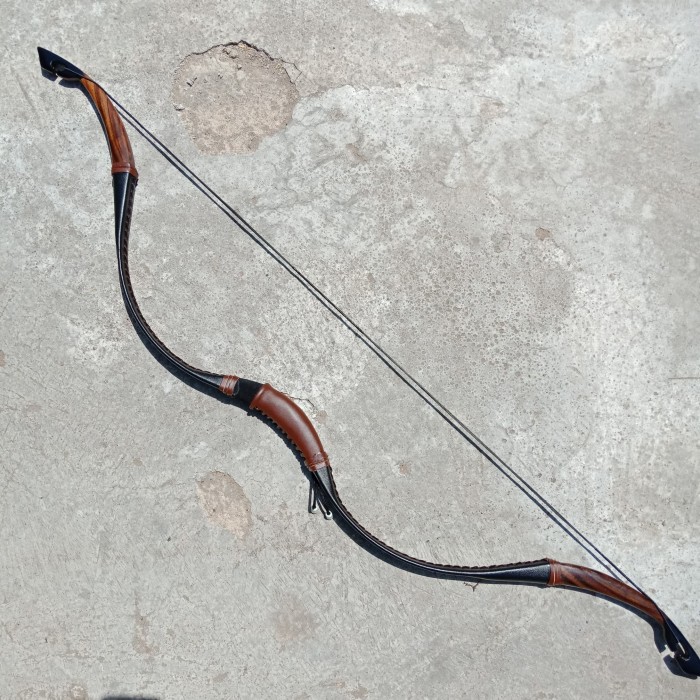 Contoh busur tanduk (Horn Bow). Gambar: tokopedia.com