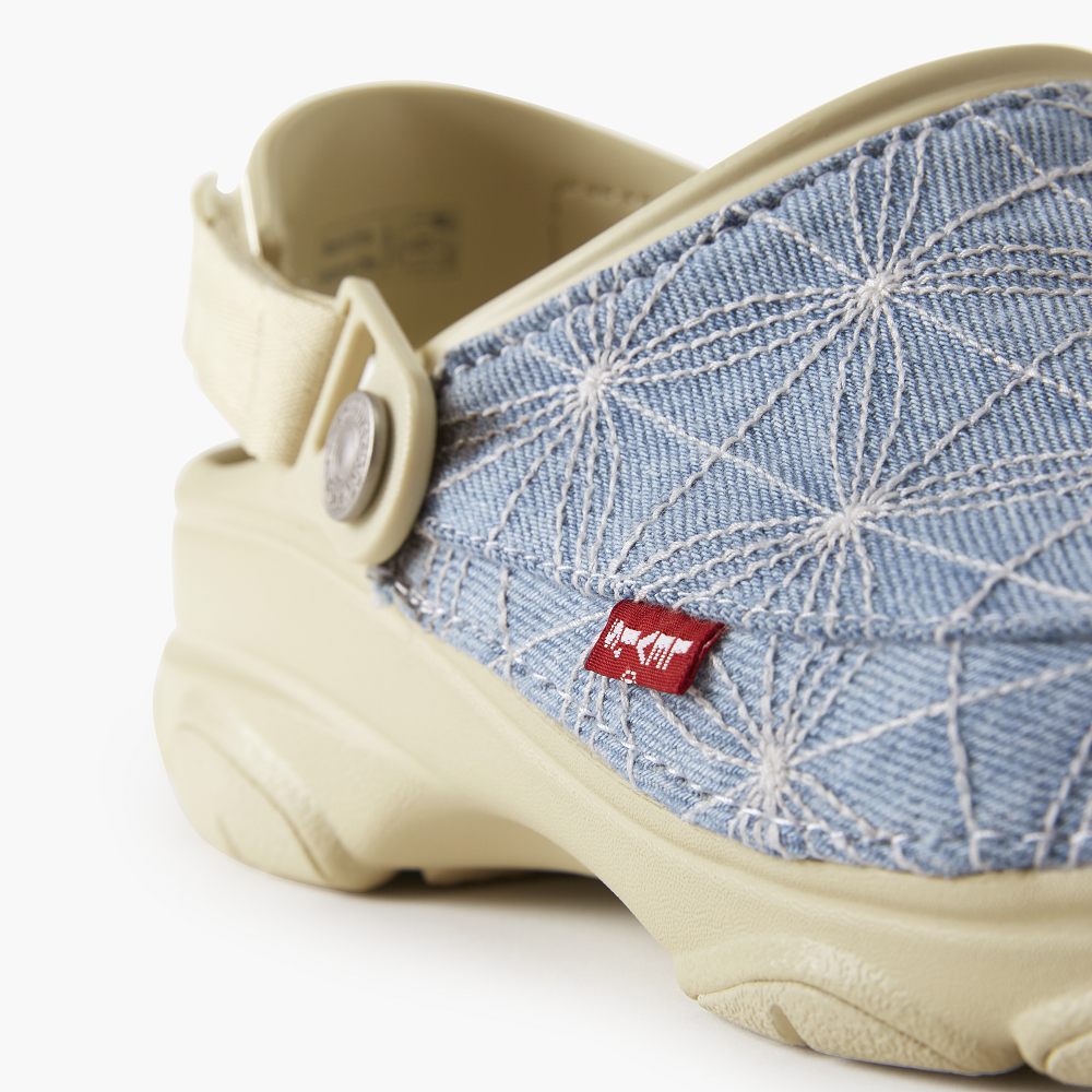 Butang tertera jenama Levi's menghiasi kasut Crocs. gambar Levis's