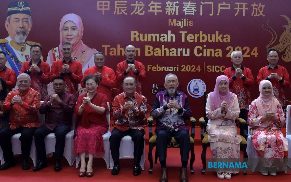Yang Dipertua Negeri Tun Juhar Mahiruddin dan isteri Toh Puan Norlidah RM Jasni hadir memeriahkan sambutan Tahun Baharu Cina peringkat Sabah. - gambar BERNAMA