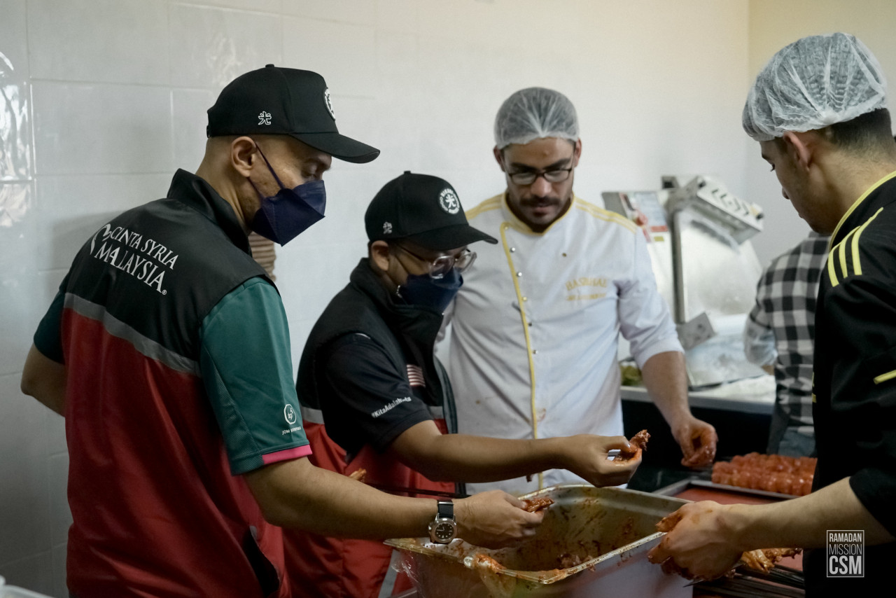 Altimet dan Musa berada di dapur restoran bagi menyediakan makanan iftar untuk 17 keluarga Syria di Tal Abyad.