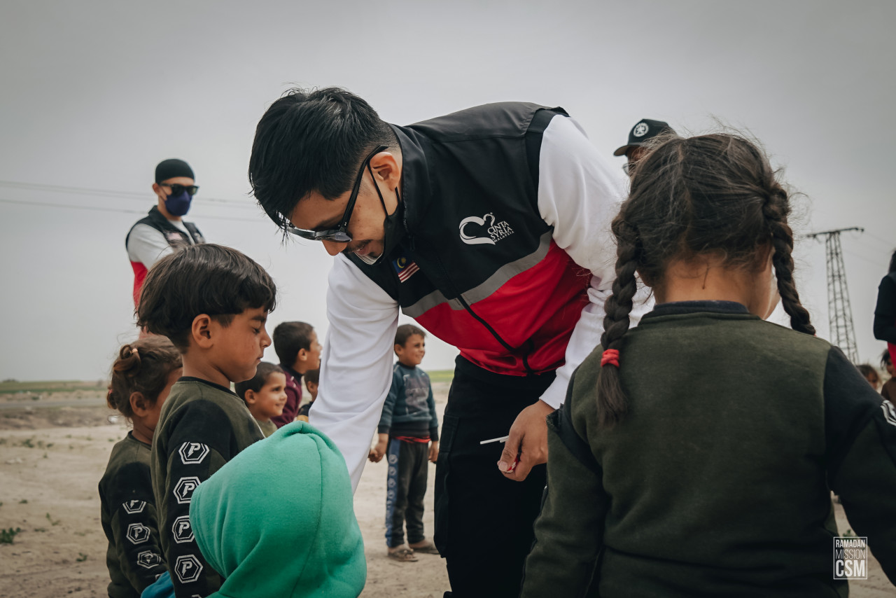Noh Salleh menyantuni kanak-kanak pelarian Syria dengan mengagihkan gula-gula kepada mereka sewaktu menziarahi tapak MySyria Water Project.