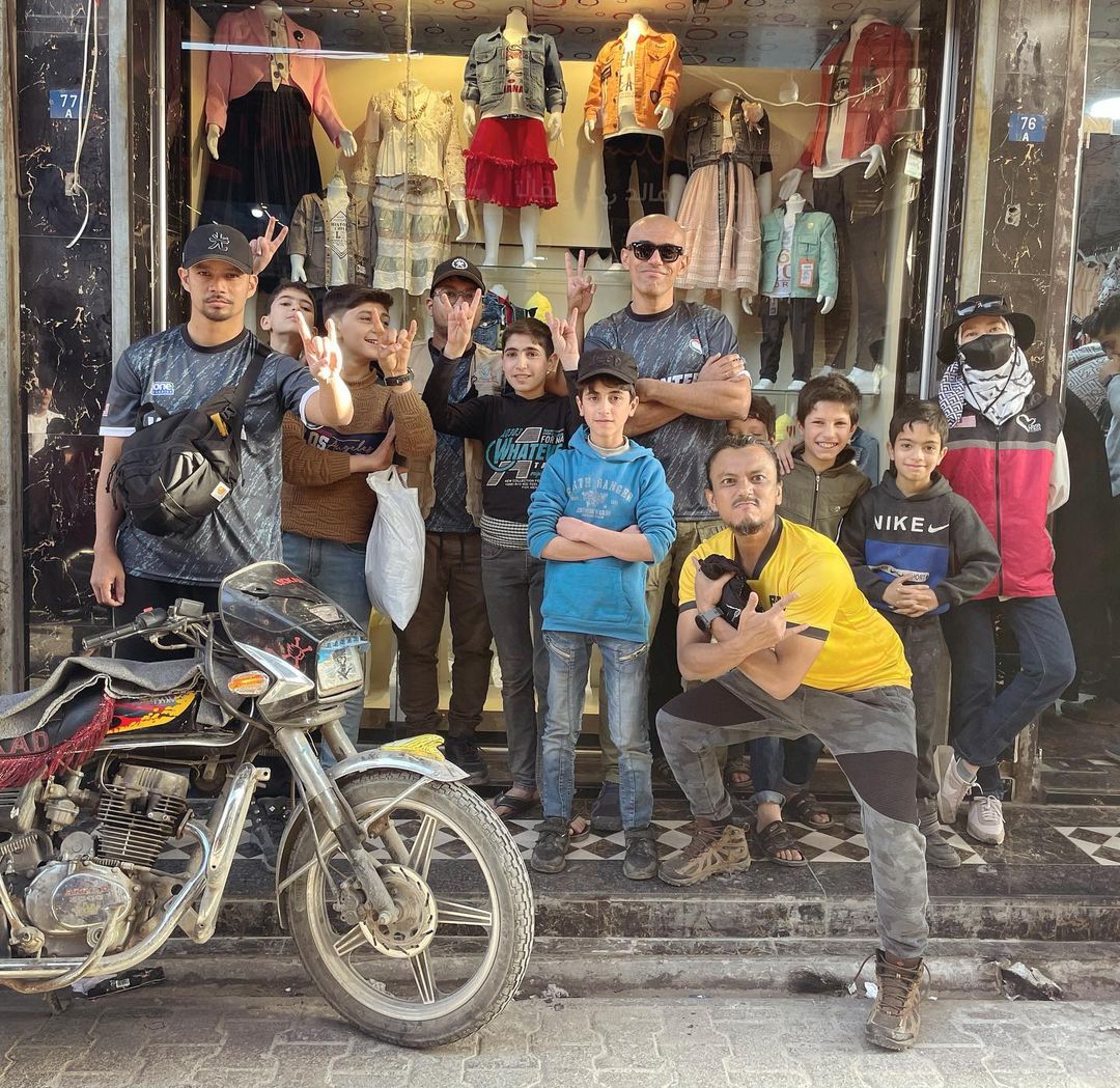 Noh Salleh, CEO CSM, Ahmad Musa Al-Nuwairy, Altimet, Faizal Tahir, Ketua Portfolio CSM, Puteri Norafiah Sulaiman bersama antara penerima manfaat sewaktu keluar membeli kelengkapan lebaran. Gambar: Instagram @altimet