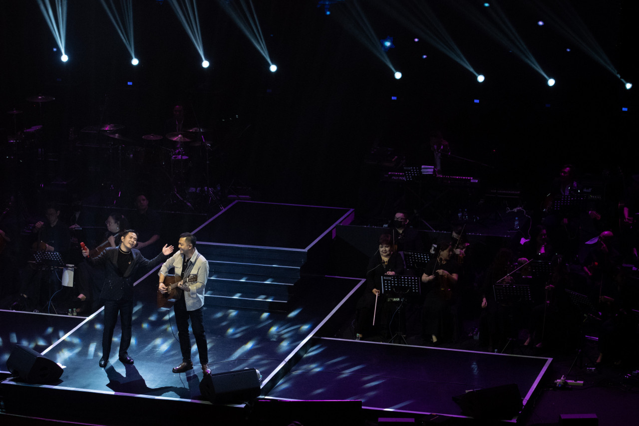 Dalam konsert berdurasi lebih dua jam itu, Cakra menyanyikan 20 lagu