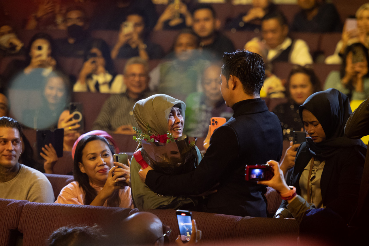 Cakra Khan bersama ibunya