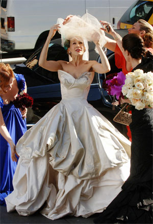 Carrie Bradshaw dengan gaun pengantinnya