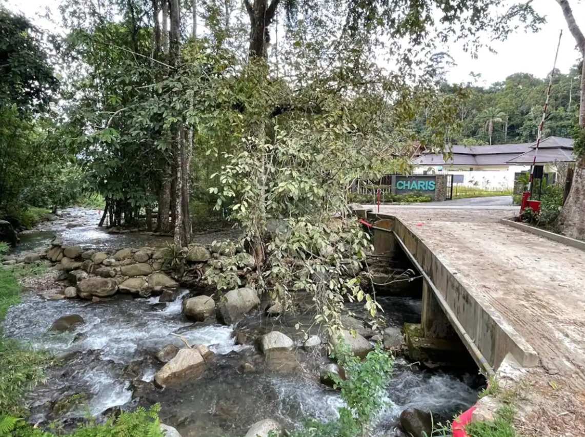 Sungai Chemperoh terletak hanya 30 meter dari vila - Gambar AirBnb