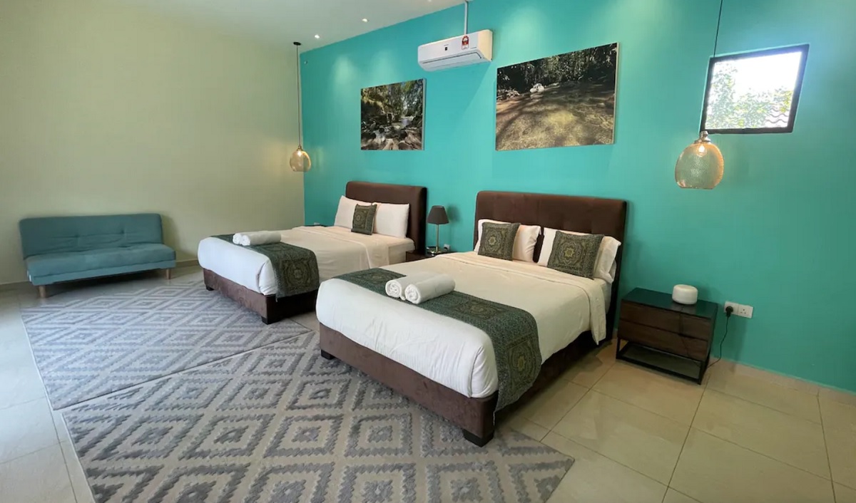 Vila ini mempunyai tiga bilik yang menjadikannya sesuai untuk dihuni oleh lapan orang tetamu - Gambar AirBnb