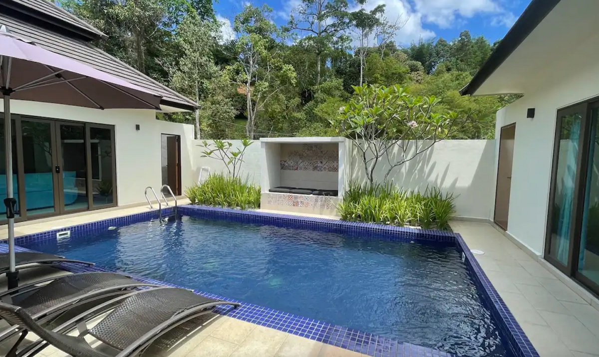 Vila yang satu ini mempunyai kolam renang untuk bermalas-malasan bersama teman-teman mahupun ahli keluarga - Gambar AirBnb