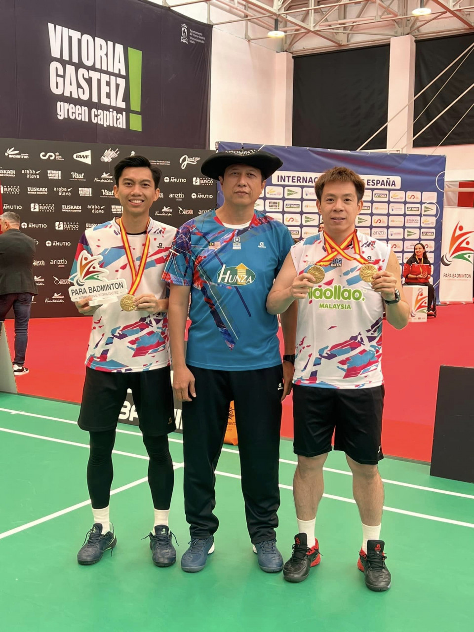 Cheah Liek Hou bersama gandingan bergunya, Muhammad Fareez Anuar selepas menggondol emas. - gambar FB Cheah Liek Hou
