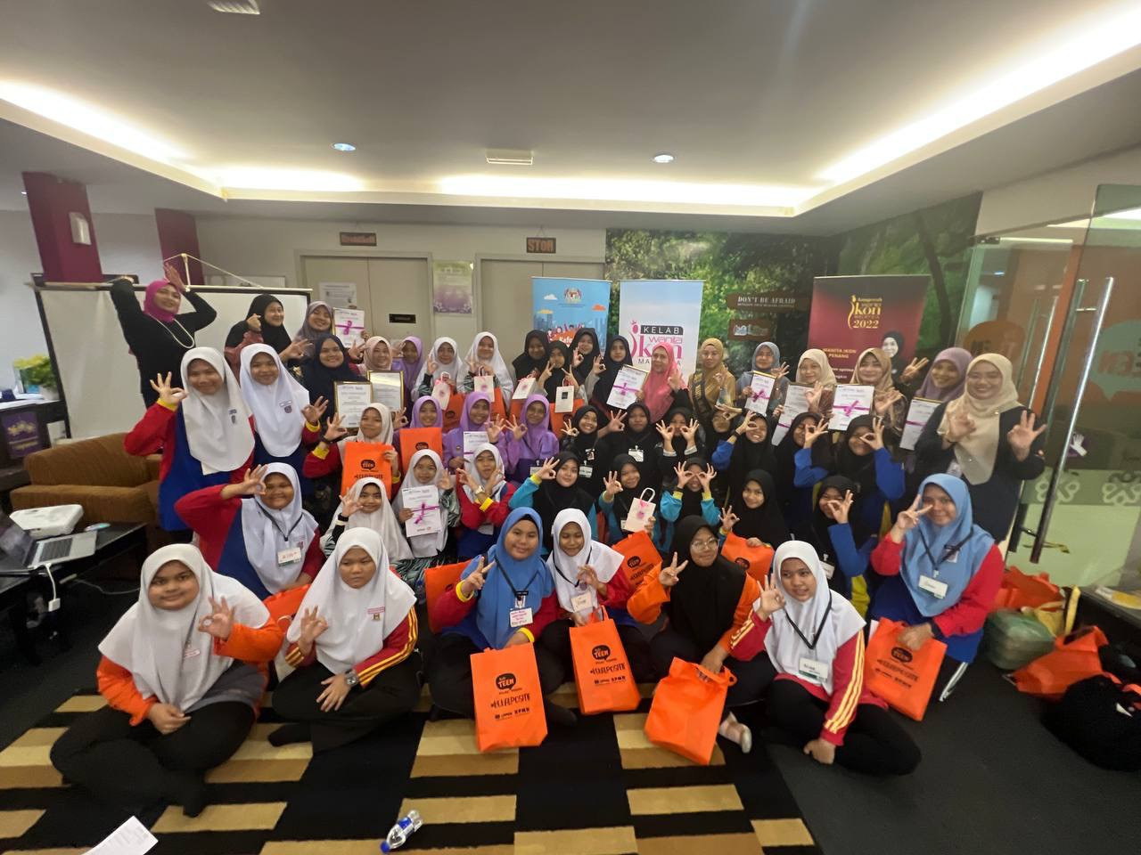 Peserta bergambar bersama selepas berakhirnya program Chit Chat Gadis Remaja.