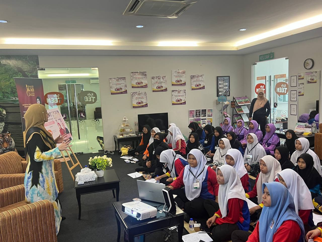 Dr Linda Mat Hassin berkongsi maklumat dengan peserta.